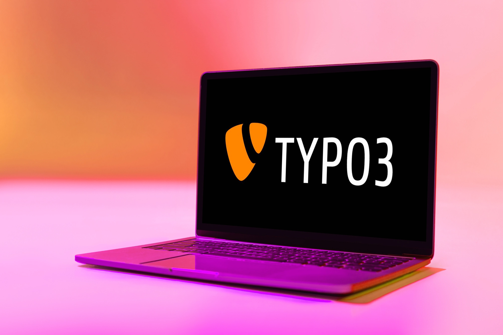A laptop displays the word „Typo3“